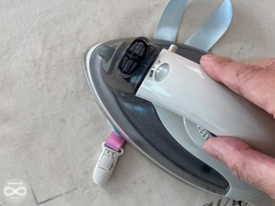 フェルト2枚を重ねてアイロンで圧着している工程