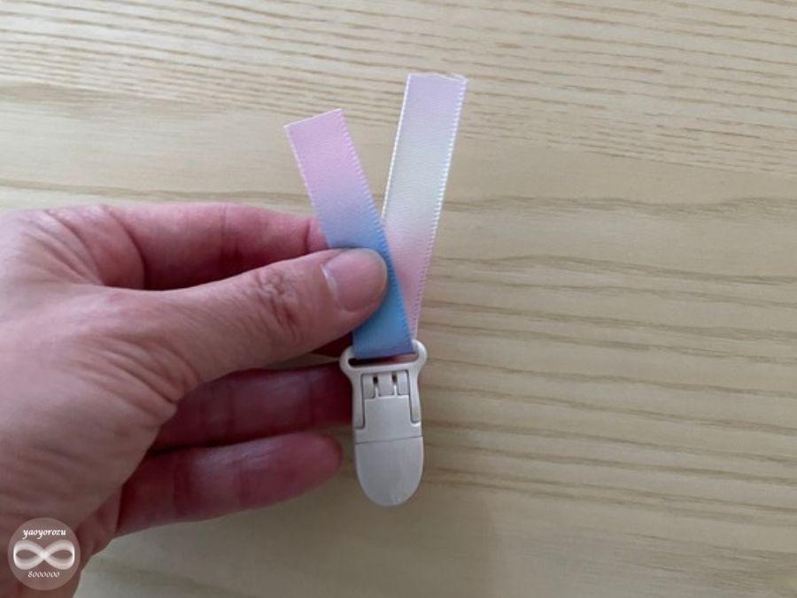 クリップにリボンを通している様子