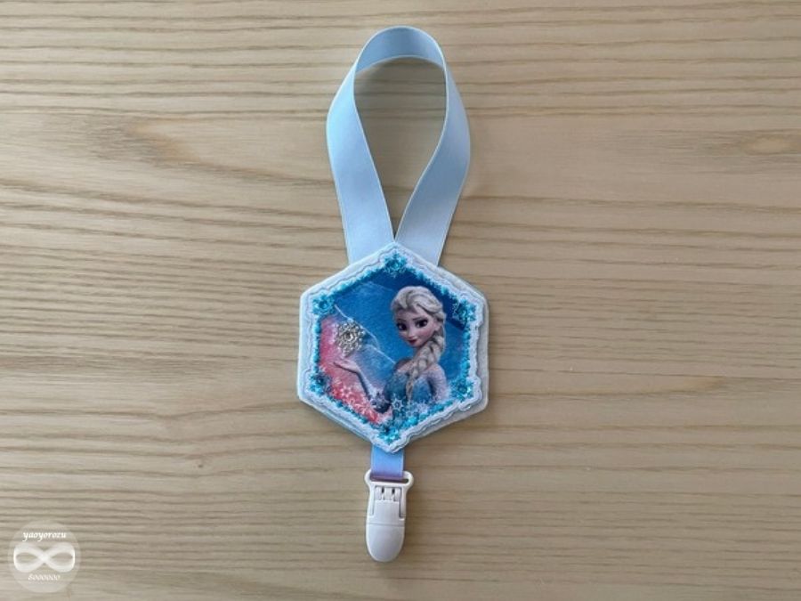 表側に推しキャラのワッペンを貼る工程