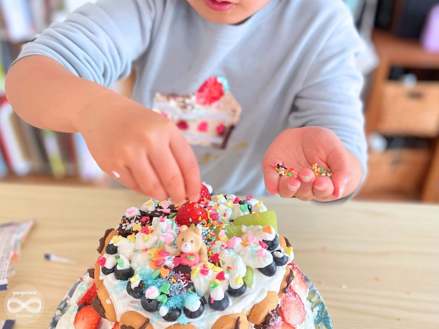 誕生日ケーキをデコレーション