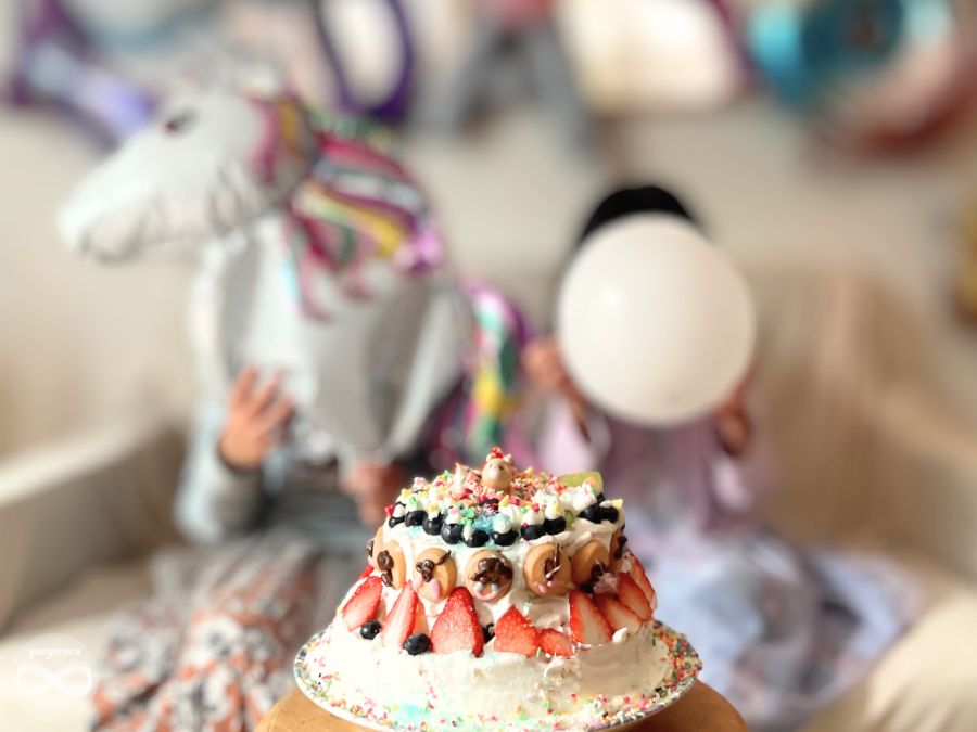 デコレーションした誕生日ケーキと記念撮影