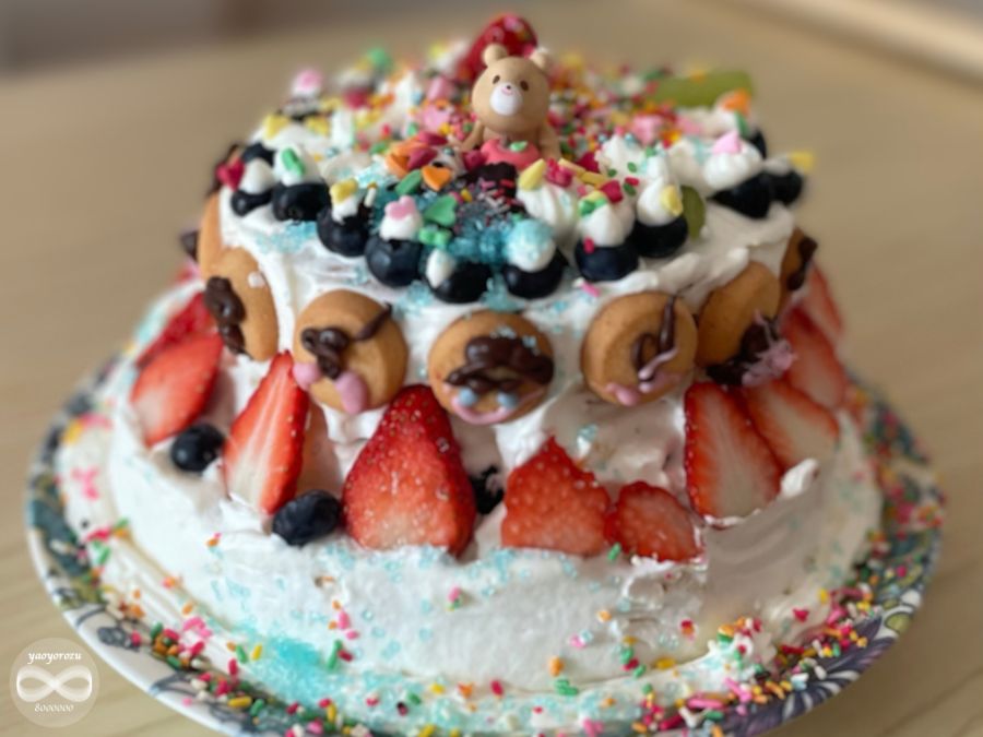 市販のスポンジケーキを使って作った2段誕生日デコレーションケーキの完成