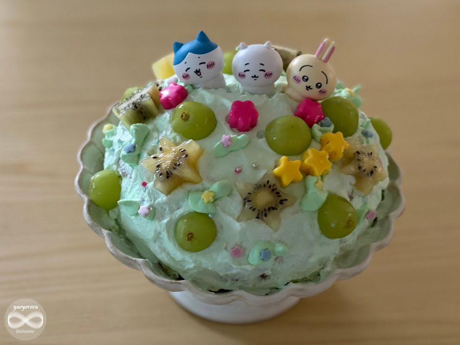 100均のフィギュアをトッパーとして飾ったちいかわケーキ